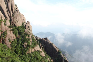 云雾缭绕的险峻山峰