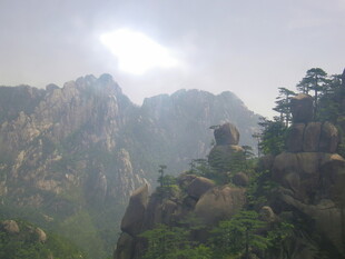 云雾缭绕的壮美山峦