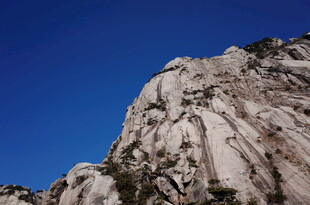 巍峨山石映蓝天