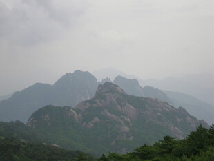 云雾缭绕的秀丽山峦