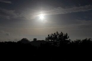 夜幕初降时的明亮月光