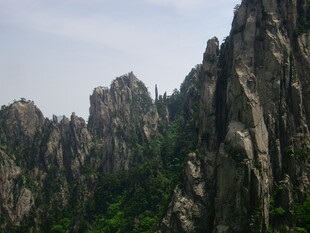 巍峨峻峭的壮观山峰