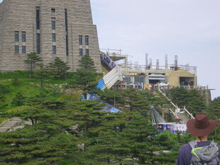 山上宏伟建筑与游人景象