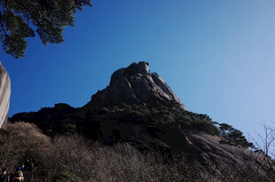 巍峨山峰映蓝天