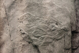 岩石上的神秘古老雕刻图案