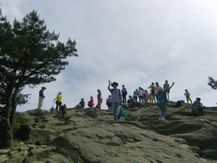 登山者齐聚岩石山顶