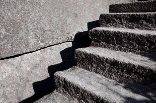 古老石阶的岁月痕迹