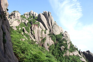 巍峨山峰绿意点缀