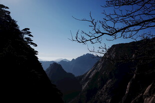 山间美景 远眺巍峨山脉