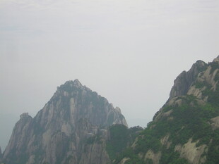 巍峨险峻的壮丽山峰