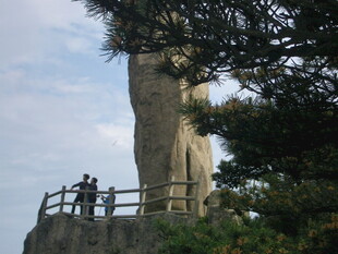 游客赏独特造型山石景观