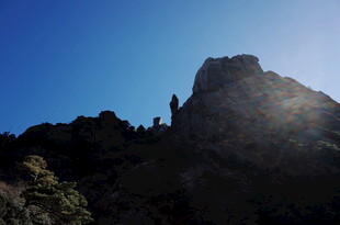 阳光下的巍峨山峰