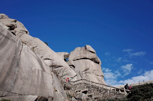 奇特岩石景观 蓝天白云相伴