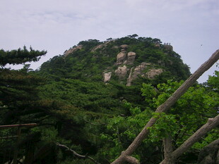 山林间的岩石景观