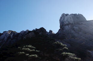 巍峨山峰映蓝天