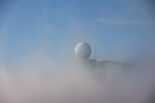 云雾中若隐若现的建筑