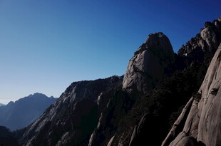 巍峨峻峭的壮丽山峰