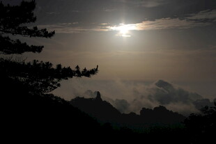 日出云海间的壮丽山景