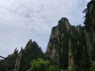 巍峨奇峰 绿意萦绕的山景