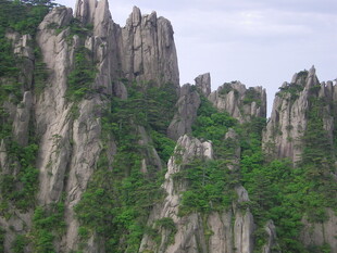 奇峰罗列的壮美山峦景观