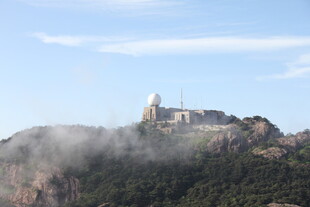 云雾缭绕中的山顶建筑