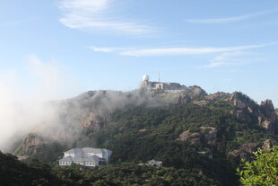 云雾缭绕中的山间景致