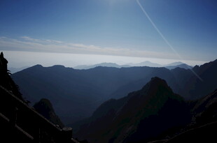壮丽山景 天际线若隐若现