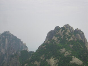 巍峨秀丽的山峦景色