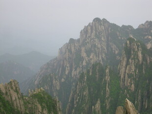 巍峨峻峭的壮丽山峰