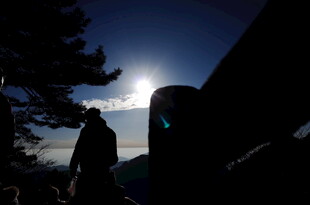 夕阳下人群的剪影画面