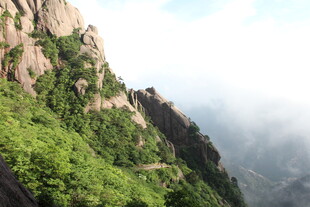 峻岭青山云雾缭绕之景