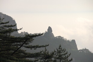 云雾缭绕的壮丽山峰