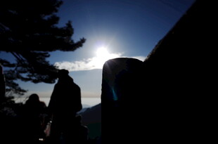 逆光下的人物与自然景观