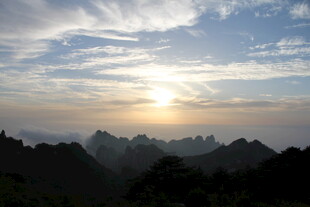 日出时分的壮丽山峦景色