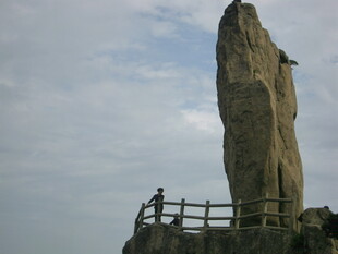 高耸石峰旁的观景人