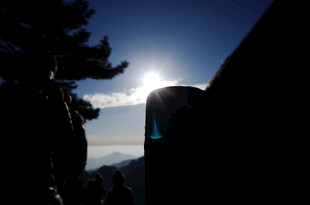 山顶逆光下的景象