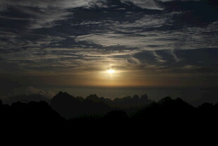 日出时分的壮丽山峦景观