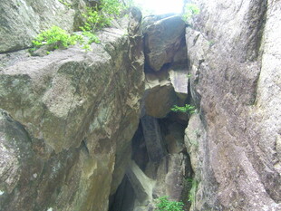 狭窄山间石缝景观