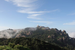 云雾缭绕的壮美山峦