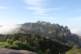 云雾缭绕的秀丽山峦