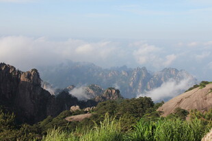山间云雾缭绕的壮美景色