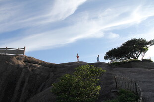 山顶观景处的游人身影