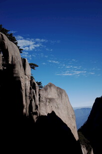 巍峨山峰映蓝天
