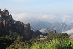 壮丽山景云雾缭绕