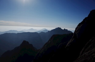 高山云海间的壮丽景致