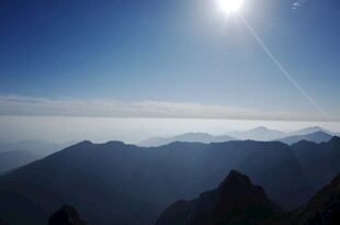 高山之巅的壮丽日出景象