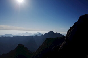 日出下的壮丽山峦景色