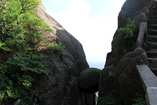 山间石阶穿行于嶙峋怪石