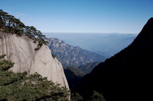 巍峨山峰与远处云海景观