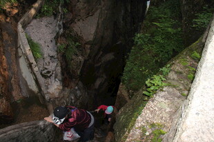 峡谷中探险者攀爬场景